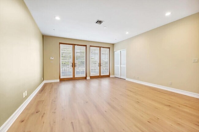 Foto del edificio - 220 George Bush Blvd