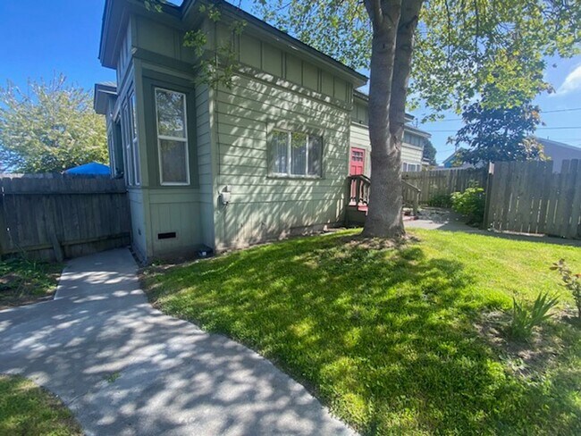 Foto del edificio - 1021 E St