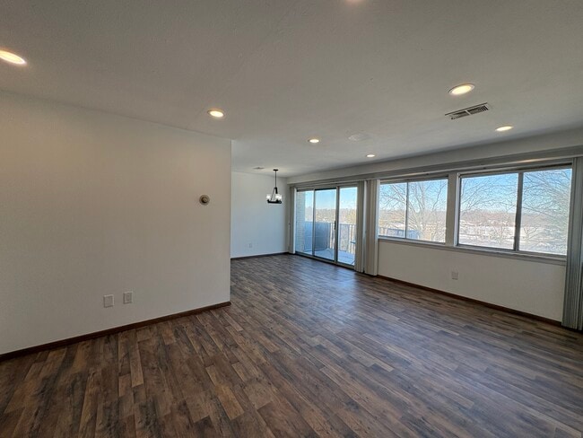 Building Photo - 6640 Pearl Rd