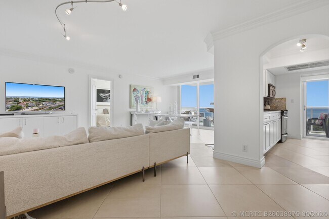 Building Photo - 2715 N Ocean Blvd