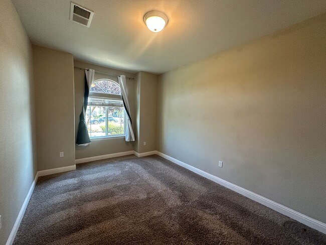 Building Photo - 462 Hart Dr