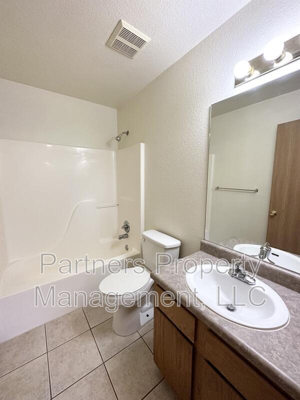 Foto del edificio - 898 Curtis Avenue - 1