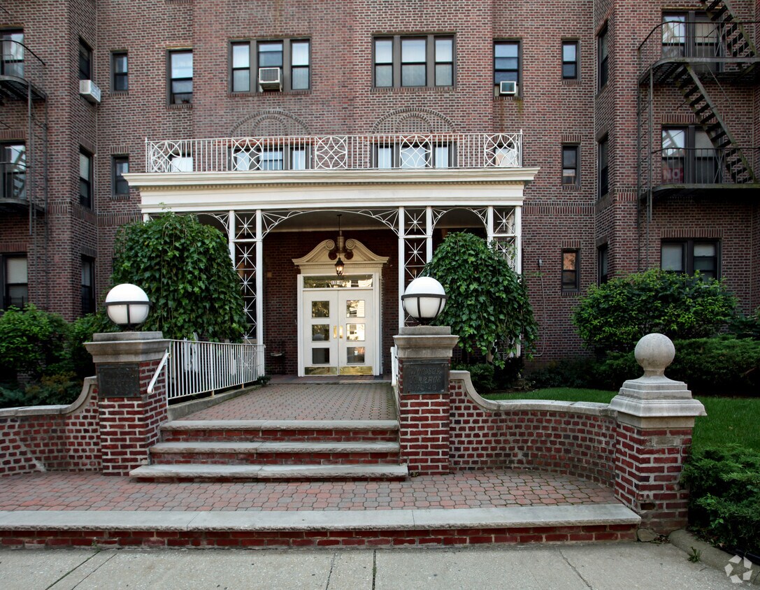 Windsor Terrace at Jamaica Estates Owners, In Apartments in Jamaica
