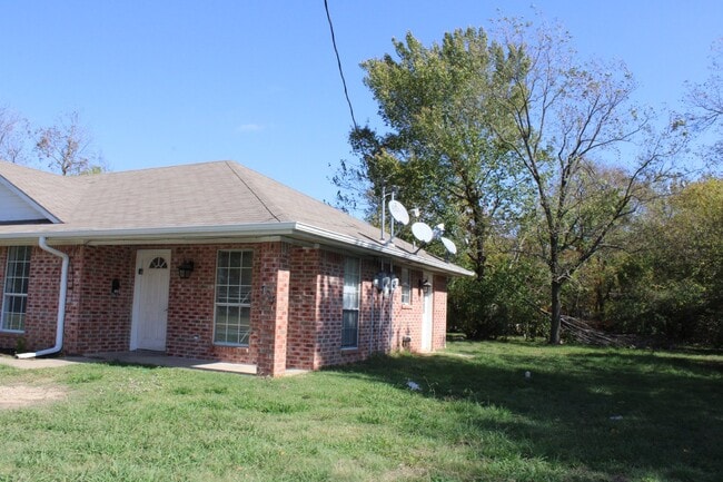 Building Photo - 701 SW 1st St Cooper, TX