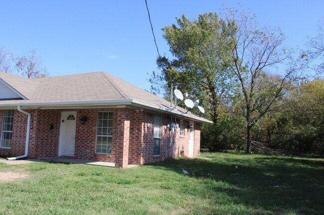 Foto del edificio - 701 SW 1st St Cooper, TX