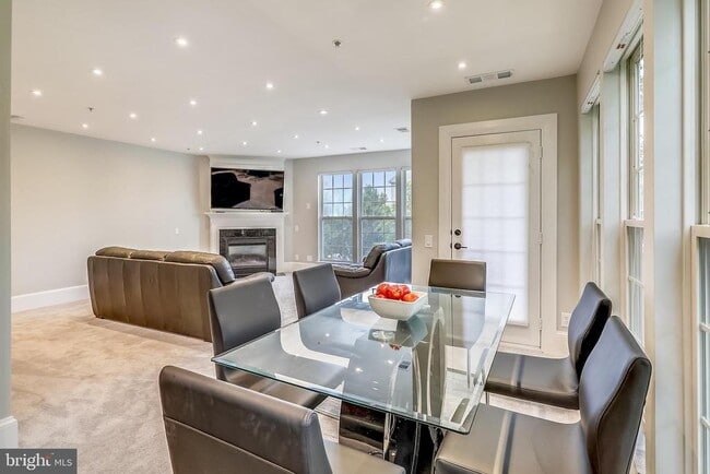 Foto del edificio - 307 Fallsgrove Dr