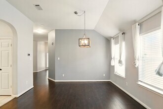 Building Photo - 303 Burris Park Dr