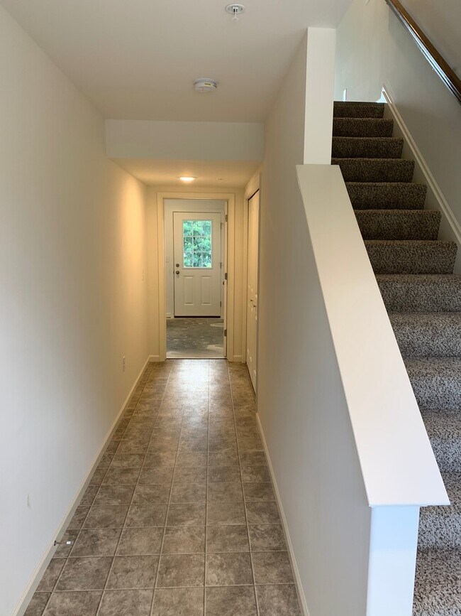 Building Photo - 850 Lantern Ct