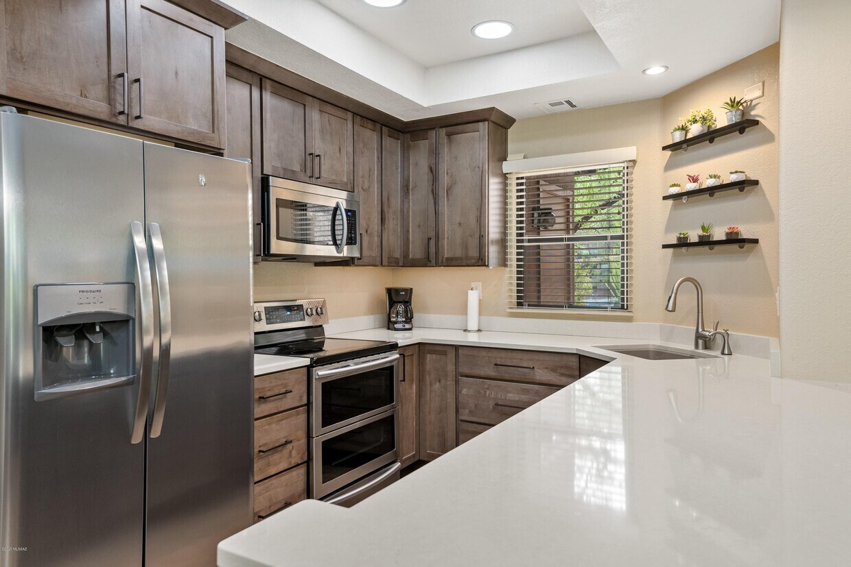 Primary Photo - 6655 N Canyon Crest Dr
