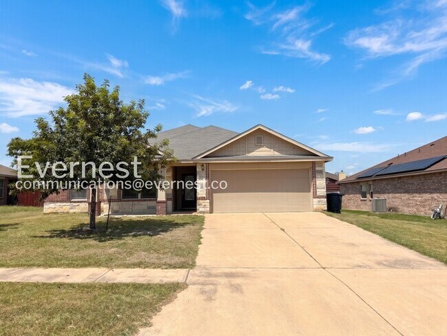 Foto del edificio - 4 Bed, 2 Bath Home with Fenced Yard & Garage / Pet-Friendly / Coming Soon!