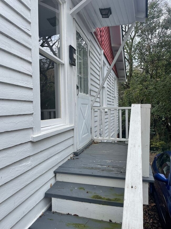 Building Photo - Newly Renovated 2 Bedroom On Tate St- Upst...
