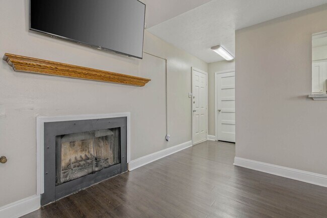 Foto del edificio - Precious 2/1 Townhome w/ Yard & Garage Available Now!