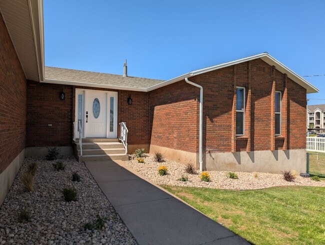 Building Photo - July FREE! Renovated 5-Bed Home + Optional...