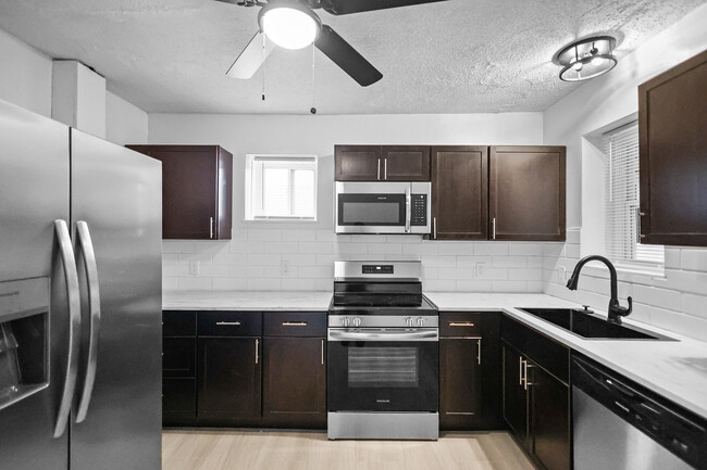 Foto del edificio - 6026 N Pointe Blvd
