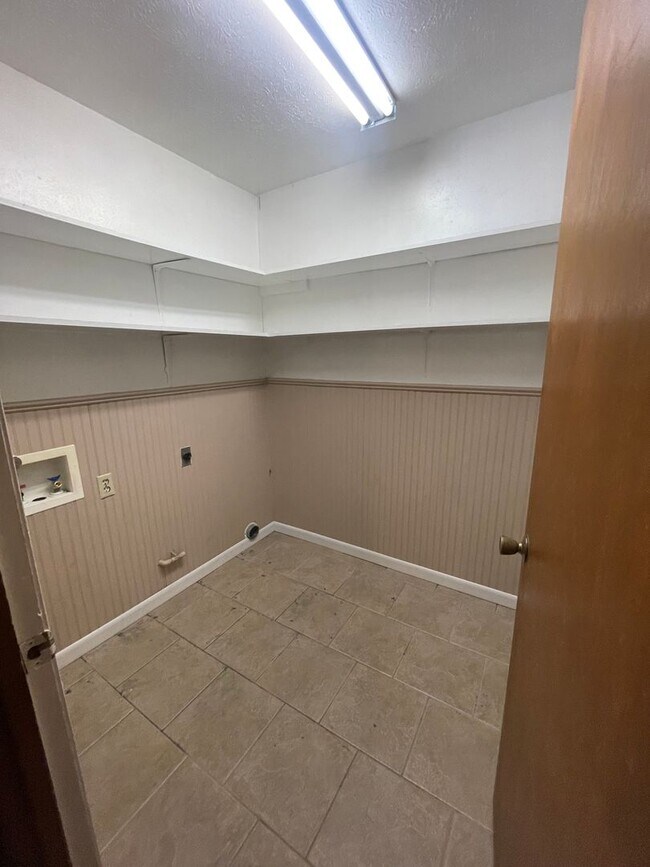 Foto del edificio - Single-Family Home: 3 bed, 2 bath