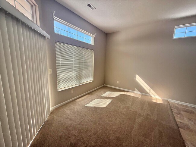 Foto del edificio - 2343 Paragon Mill Dr