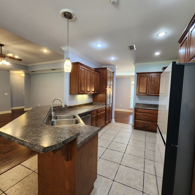 Building Photo - 261 Willow Lake Dr