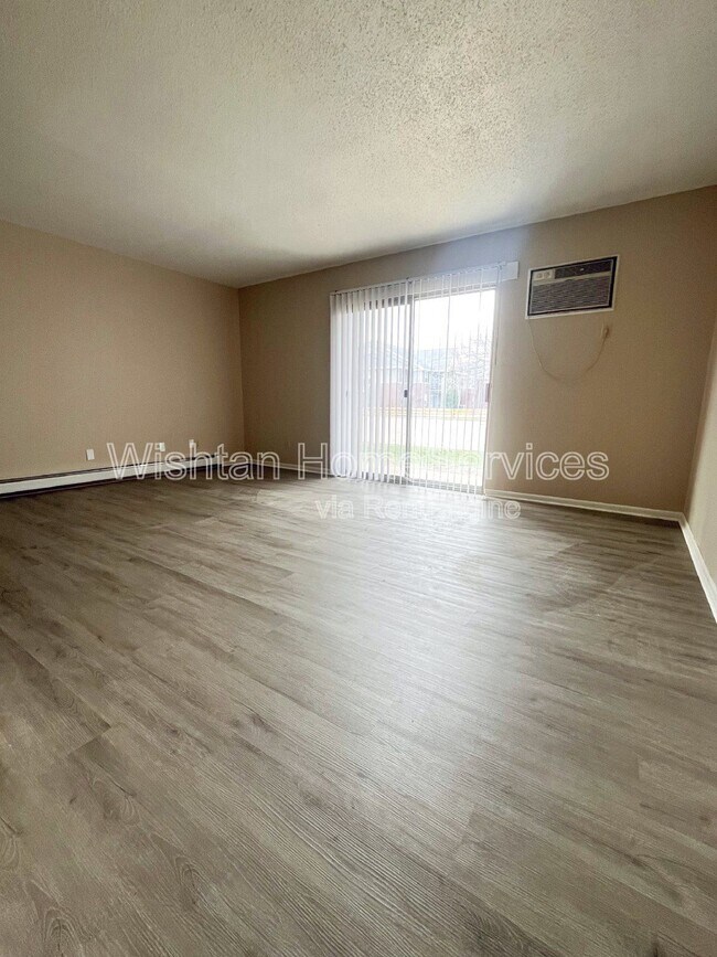 Foto del edificio - 217 Charleston Blvd