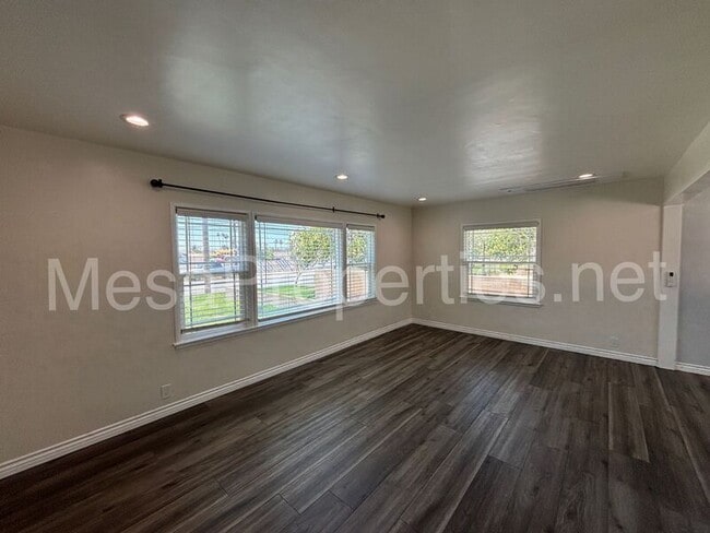 Foto del edificio - 6056 Walnut Ave