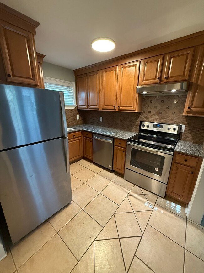 Building Photo - 2/2.5 Townhouse off of Tharpe st! Central ...