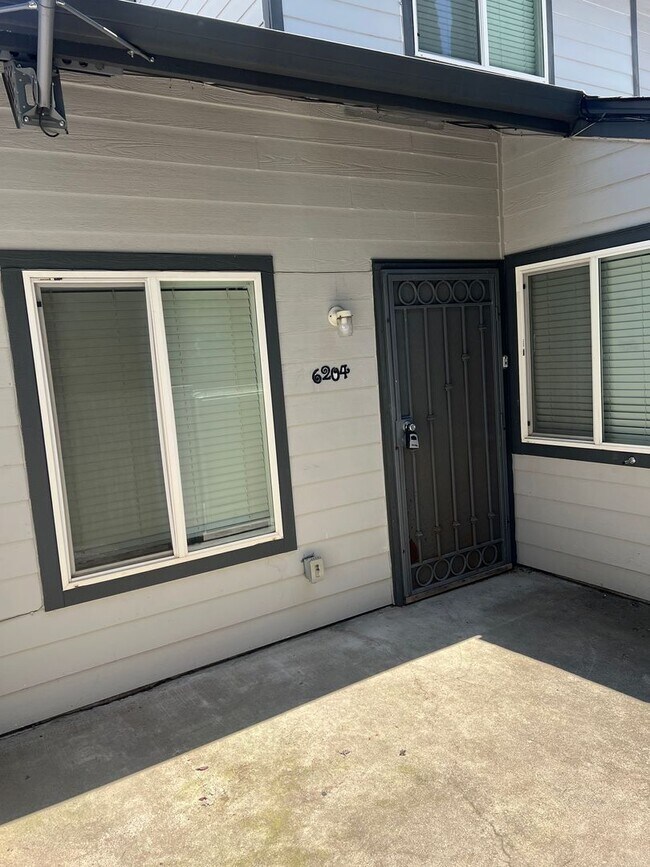 Foto del edificio - NICE 3 BEDROOM, 2.5 TOWNHOUSE W/ 2 CAR GAR...