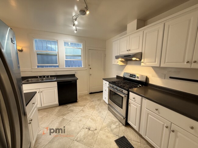 Foto del edificio - 2 Bd / 1 Ba Hillside Castle with Parking, Yard & Scenic Views