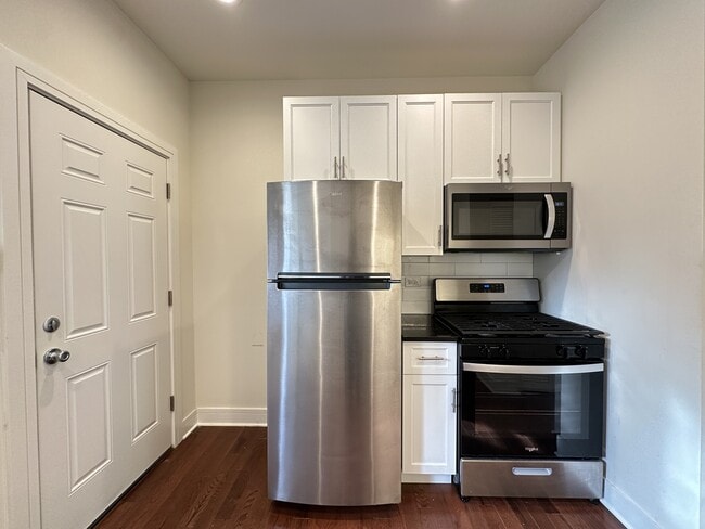 Building Photo - 1159 W Lunt Ave