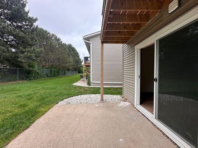 Building Photo - Noble Estates ||