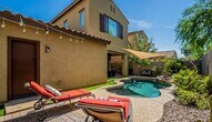 Patio trasero con piscina, parrilla para barbacoa, mesa y sillas de patio. - 280 E Indigo Dr