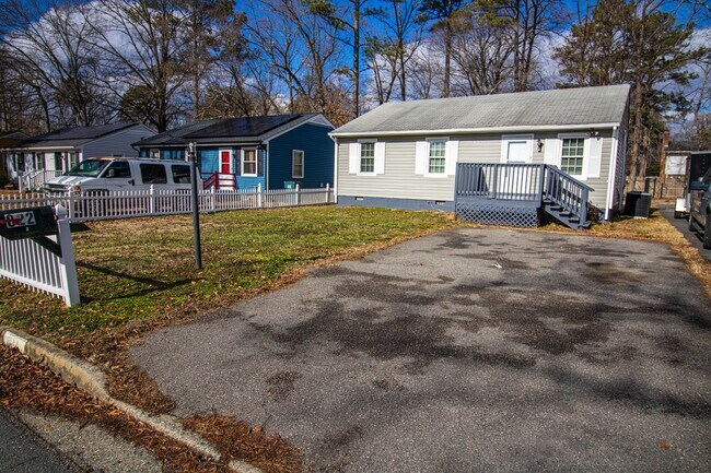 Building Photo - 822 Winnetka Ave