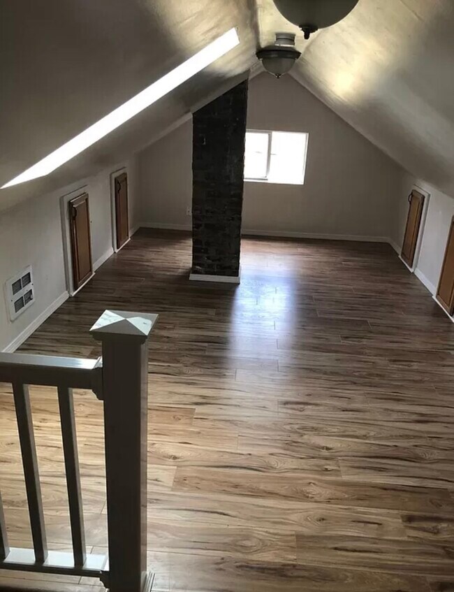 Building Photo - 342 5th St SE