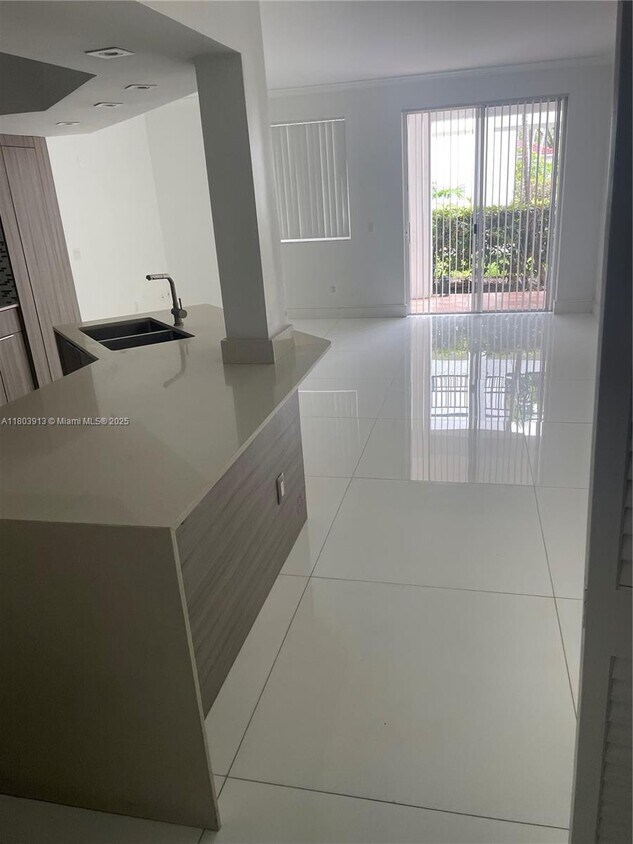 Foto principal - 3155 NE 184th St