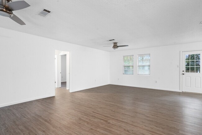 Building Photo - 15732 Parkwood Dr S