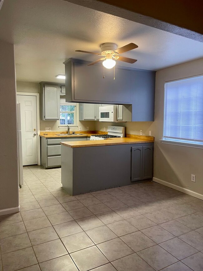 Building Photo - 3 BED 2 BATH HOUSE IN THE ENTERPRISE SCHOO...