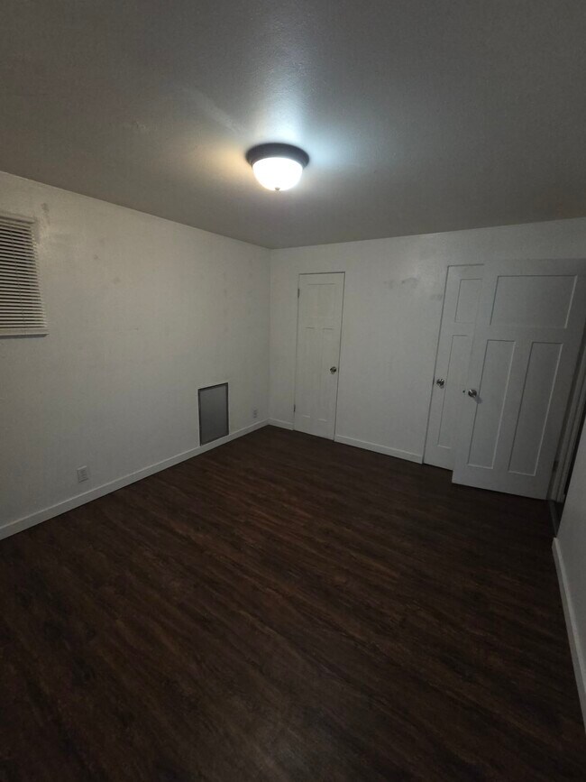 Habitación espaciosa con 2 armarios. - 547 E Rockwell Ave
