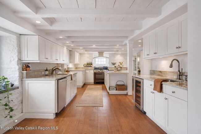 Foto del edificio - 48 Oak Rd