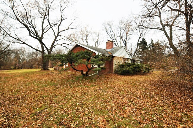 Building Photo - 0S670 S Summit Ave