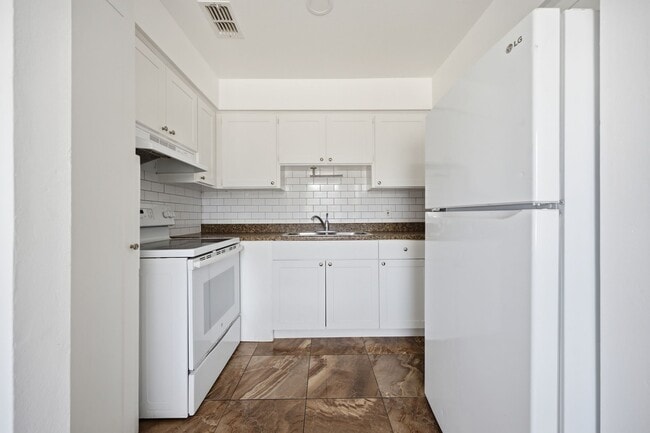 Foto del edificio - 5606 S Manhattan Ave