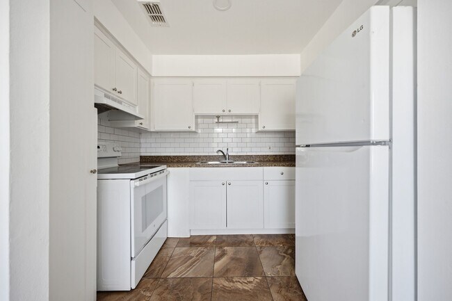 Building Photo - 5606 S Manhattan Ave