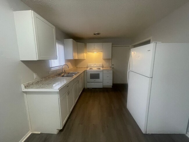 Building Photo - -Check out this cozy 2 bedroom 1 bathroom ...