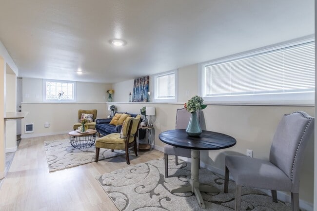 Building Photo - Adorable home with 3 Units in Tacoma