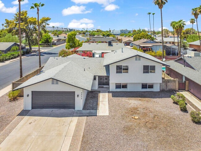 Foto del edificio - 6 bed/ 3.5 bath