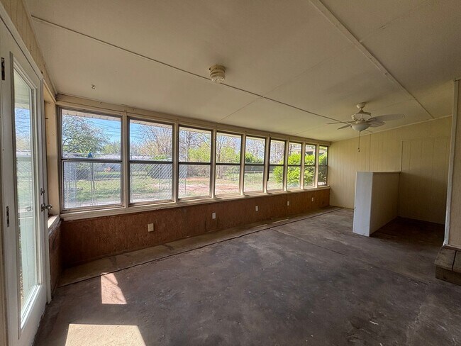 Building Photo - Spacious 3 bedroom 2 full bathrooms with a...