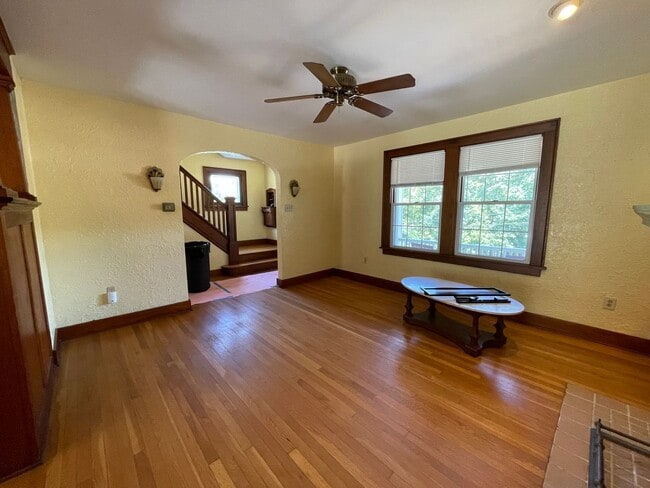 Building Photo - Spacious 3 Bedroom Single Family Home with...