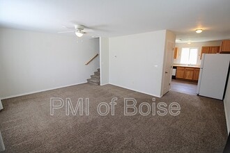 Building Photo - 1031 E Iowa Ave