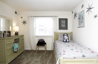2BR, 1BA - 801 SF - Oakridge Manor Apartments