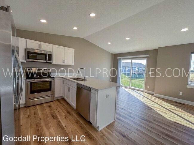 Foto del edificio - 4 br, 3 bath House - 310 NW Morgan Ct