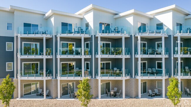 Foto del edificio - Bay Street Condominums