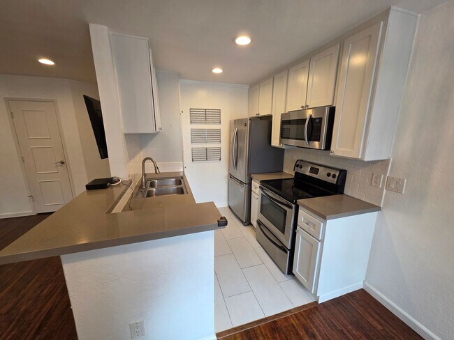 Foto del edificio - 1351 N Orange Dr
