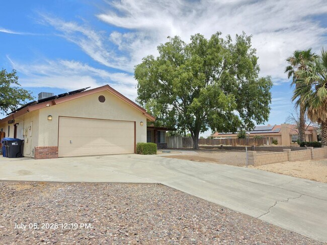 Foto del edificio - Spacious 4 Bedrooms & 3 Full bathroom Home with Over 2,200 Sq Ft on a Corner Lot!